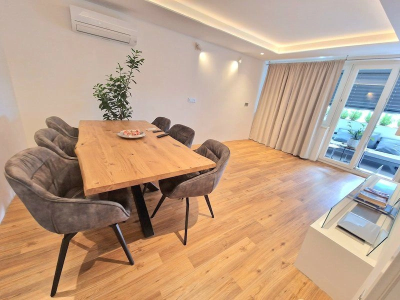 شقة أنيقة مكونة من غرفتين نوم مع تجديد حديث في الطابق الحادي عشر في كرانج، بمساحة 80 م2 تشمل غرفة معيشة واسعة مع منطقة لتناول الطعام، تجديد شامل في عام 2023، العقار في سلوفينيا ✅ معتمد من خبراء VelesClub Int.