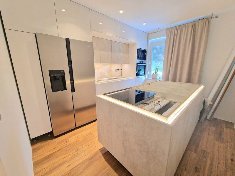 شقة أنيقة مكونة من غرفتين نوم مع تجديد حديث في الطابق الحادي عشر في كرانج، بمساحة 80 م2 تشمل غرفة معيشة واسعة مع منطقة لتناول الطعام، تجديد شامل في عام 2023، العقار في سلوفينيا ✅ معتمد من خبراء VelesClub Int.