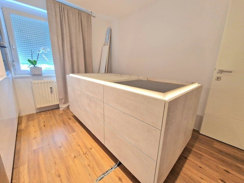 شقة أنيقة مكونة من غرفتين نوم مع تجديد حديث في الطابق الحادي عشر في كرانج، بمساحة 80 م2 تشمل غرفة معيشة واسعة مع منطقة لتناول الطعام، تجديد شامل في عام 2023، العقار في سلوفينيا ✅ معتمد من خبراء VelesClub Int.