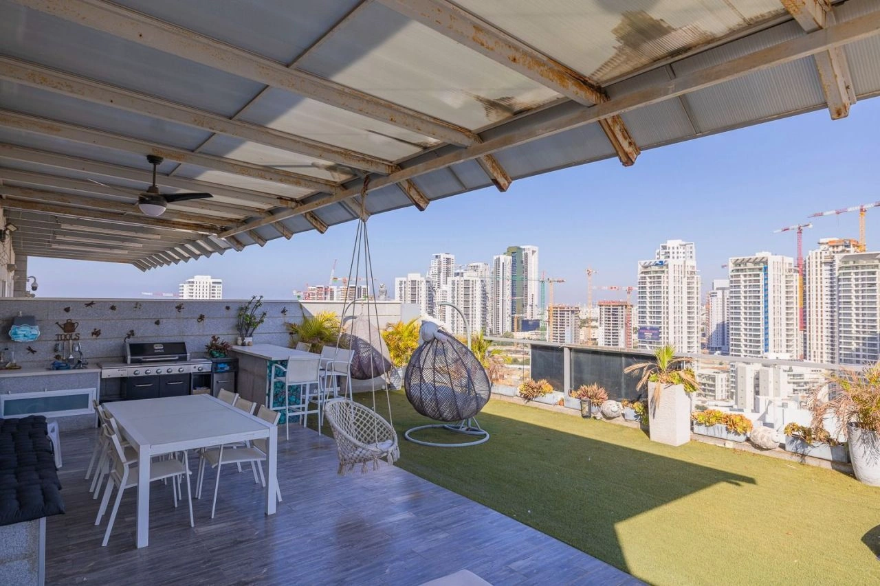 بنتهاوس مع تراس ومنطقة للشواء في ريشون ليزيون، إسرائيل