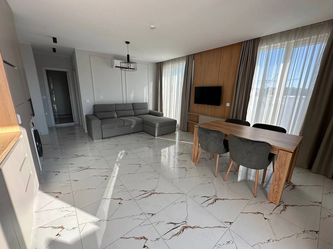 Sunny Beach 现代小区 2室1厅顶楼公寓(带露台)