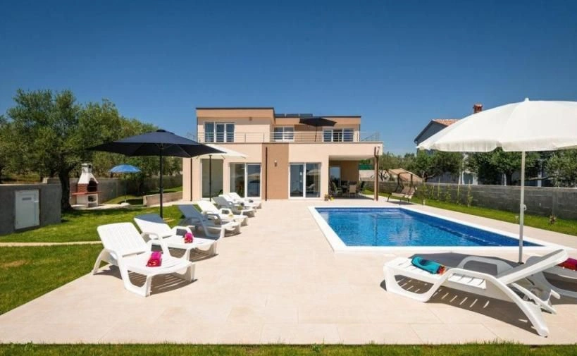 Luxury 3+1 villa with swimming pool in Vodnan area