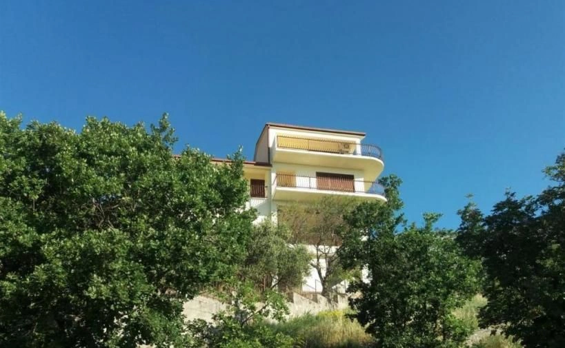 A 3-bedroom house with a sea view.