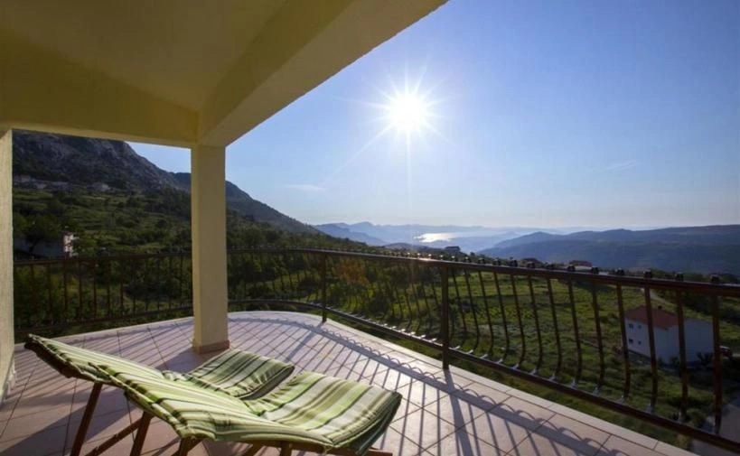 A 3-bedroom house with a sea view.