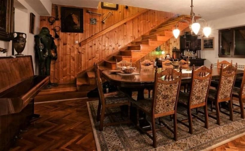 A 3-bedroom house with a sea view.