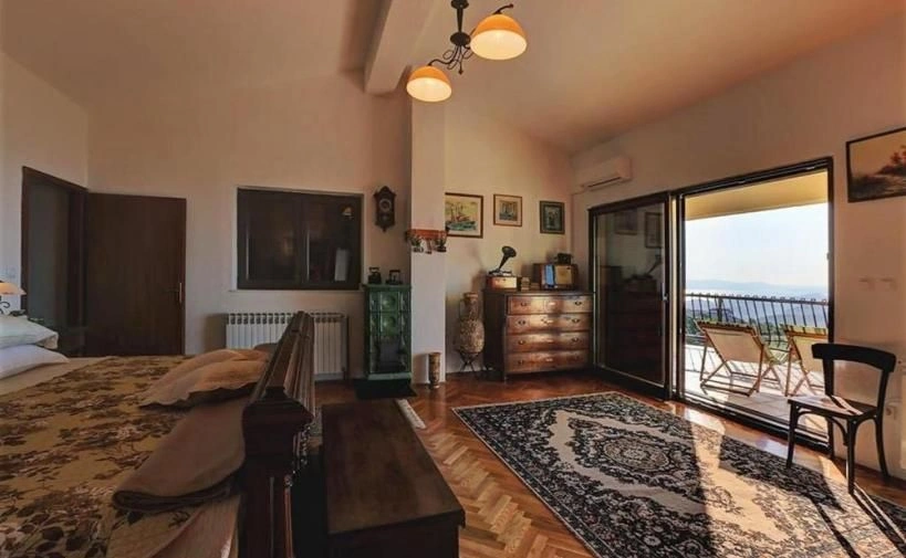 A 3-bedroom house with a sea view.