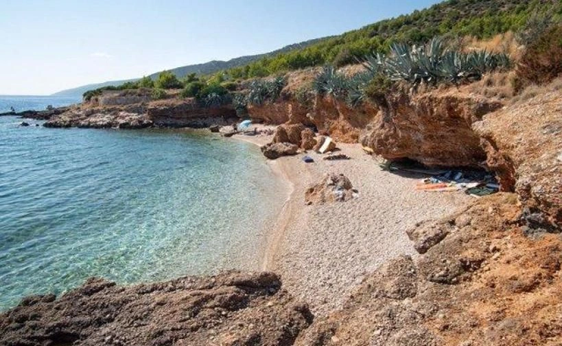 Terrain urbanisé avec vue panoramique sur la mer sur l'île de Hvar, Croatie