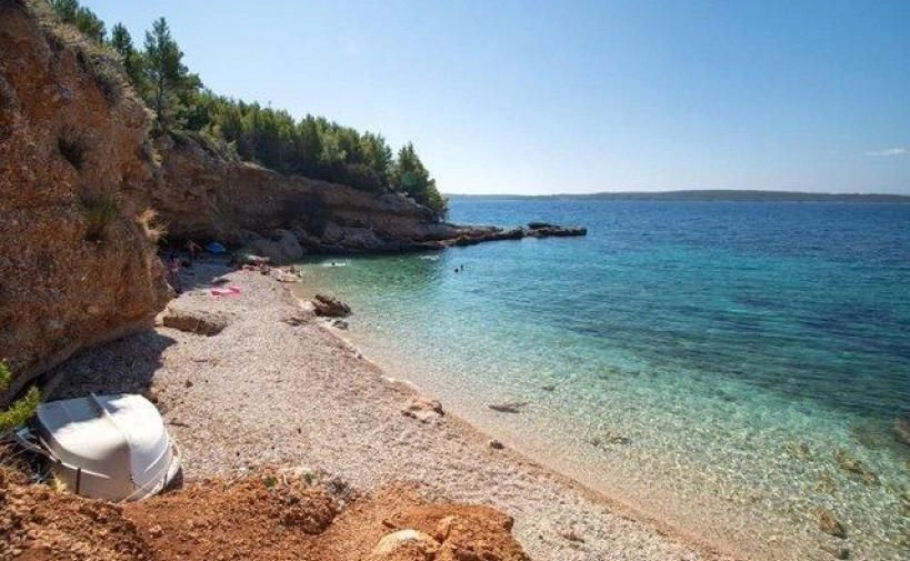 Terrain urbanisé avec vue panoramique sur la mer sur l'île de Hvar, Croatie