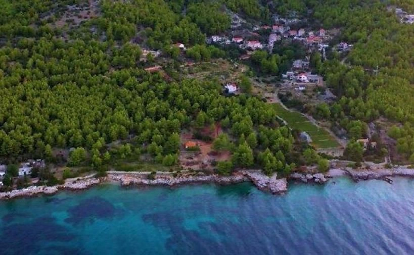 Terrain urbanisé avec vue panoramique sur la mer sur l'île de Hvar, Croatie