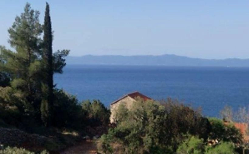Terrain urbanisé avec vue panoramique sur la mer sur l'île de Hvar, Croatie