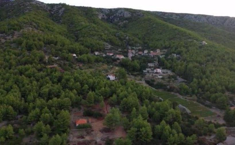 Terrain urbanisé avec vue panoramique sur la mer sur l'île de Hvar, Croatie