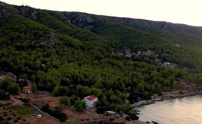Terrain urbanisé avec vue panoramique sur la mer sur l'île de Hvar, Croatie