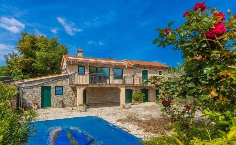 Steinvilla mit Garten und Swimmingpool