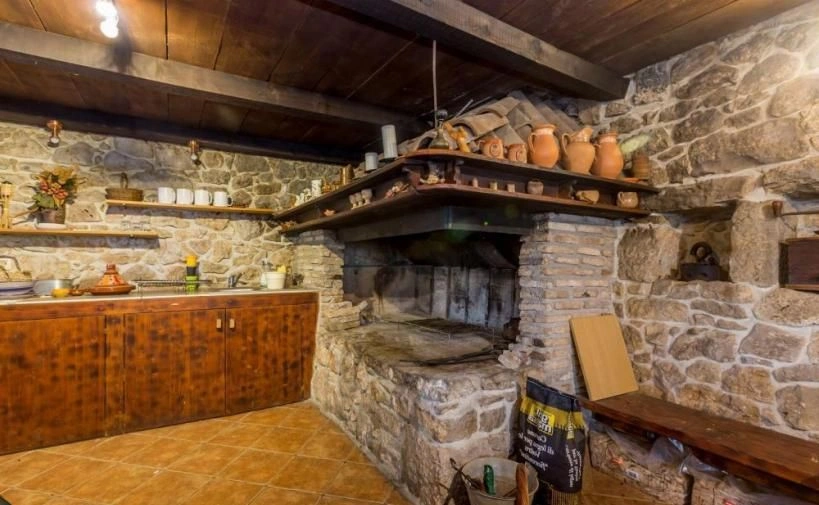 Steinvilla mit Garten und Swimmingpool