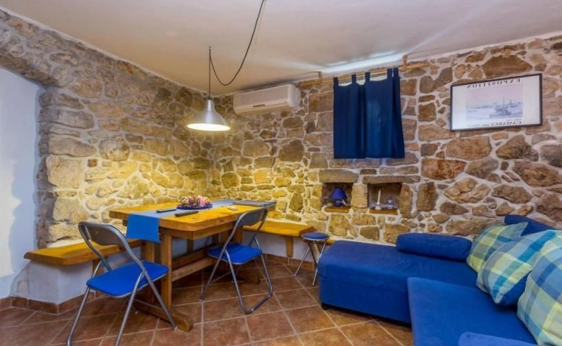 Steinvilla mit Garten und Swimmingpool