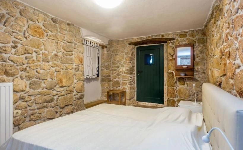 Steinvilla mit Garten und Swimmingpool