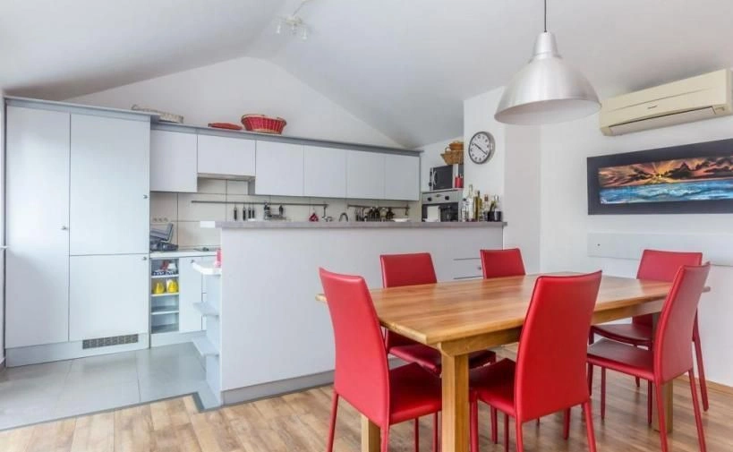 Steinvilla mit Garten und Swimmingpool