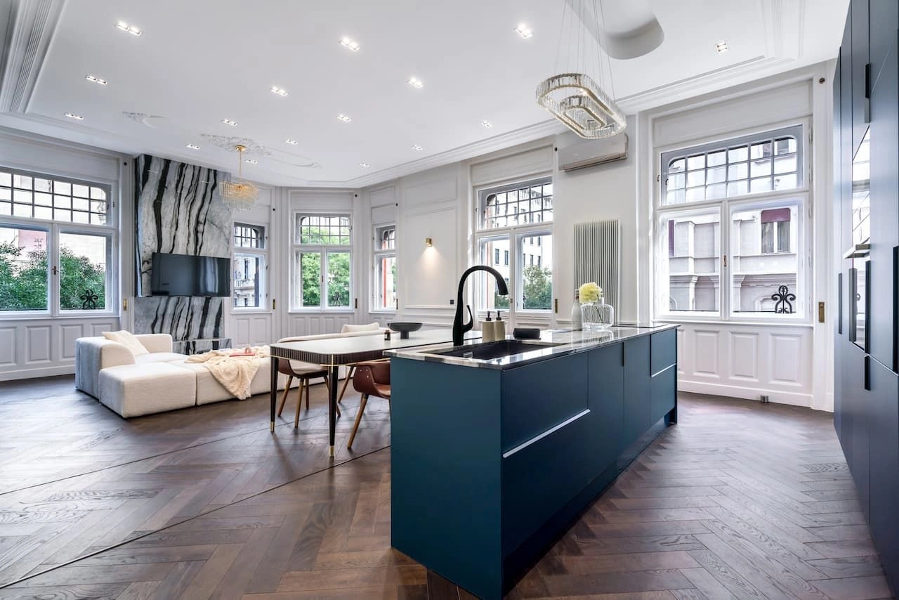 Apartment 2+1 between two squares