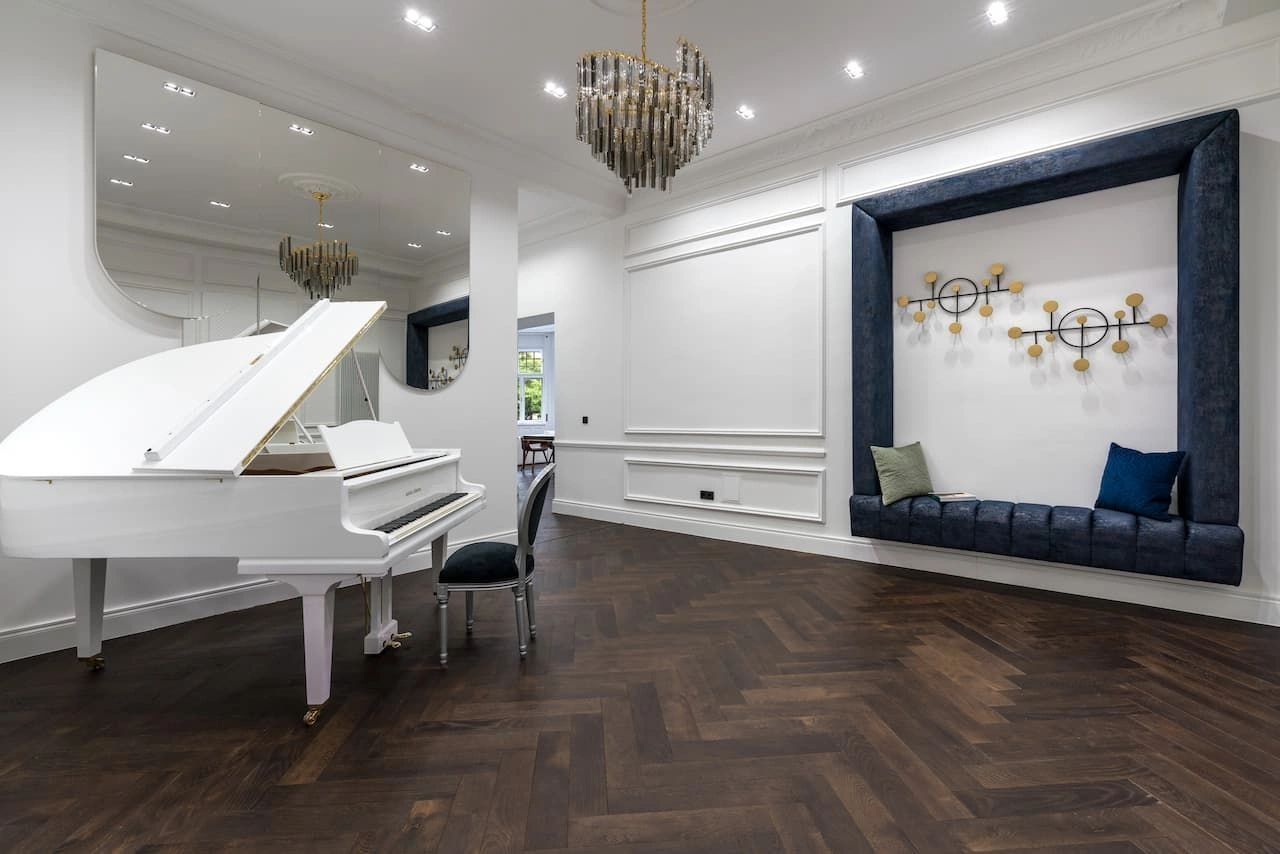 Apartment 2+1 between two squares