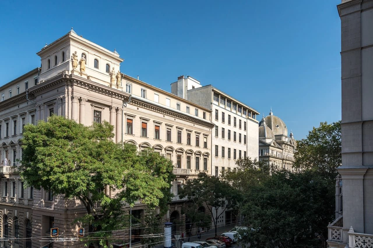 Apartment 2+1 between two squares