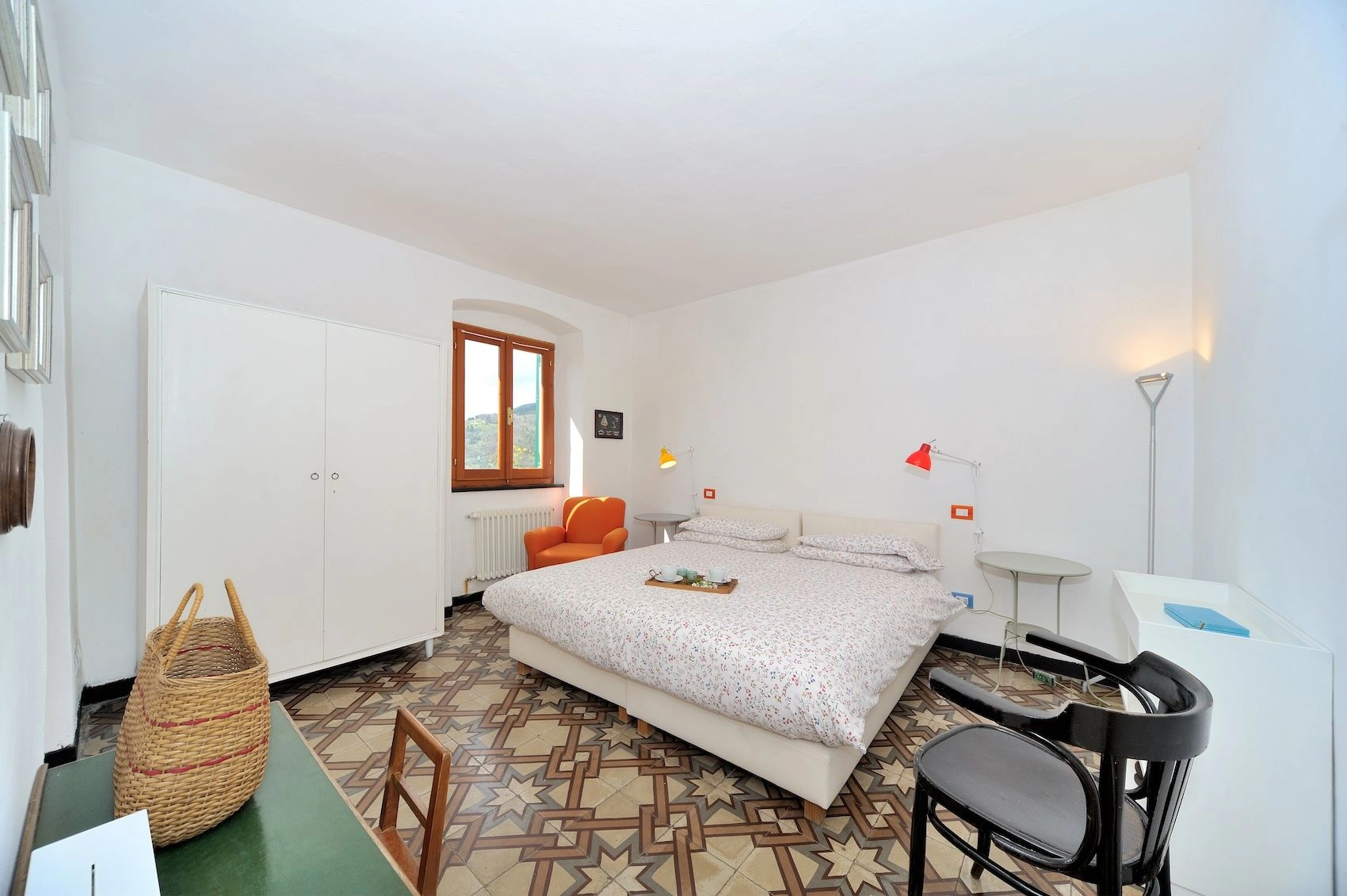 Magnificent three-story villa with sea view