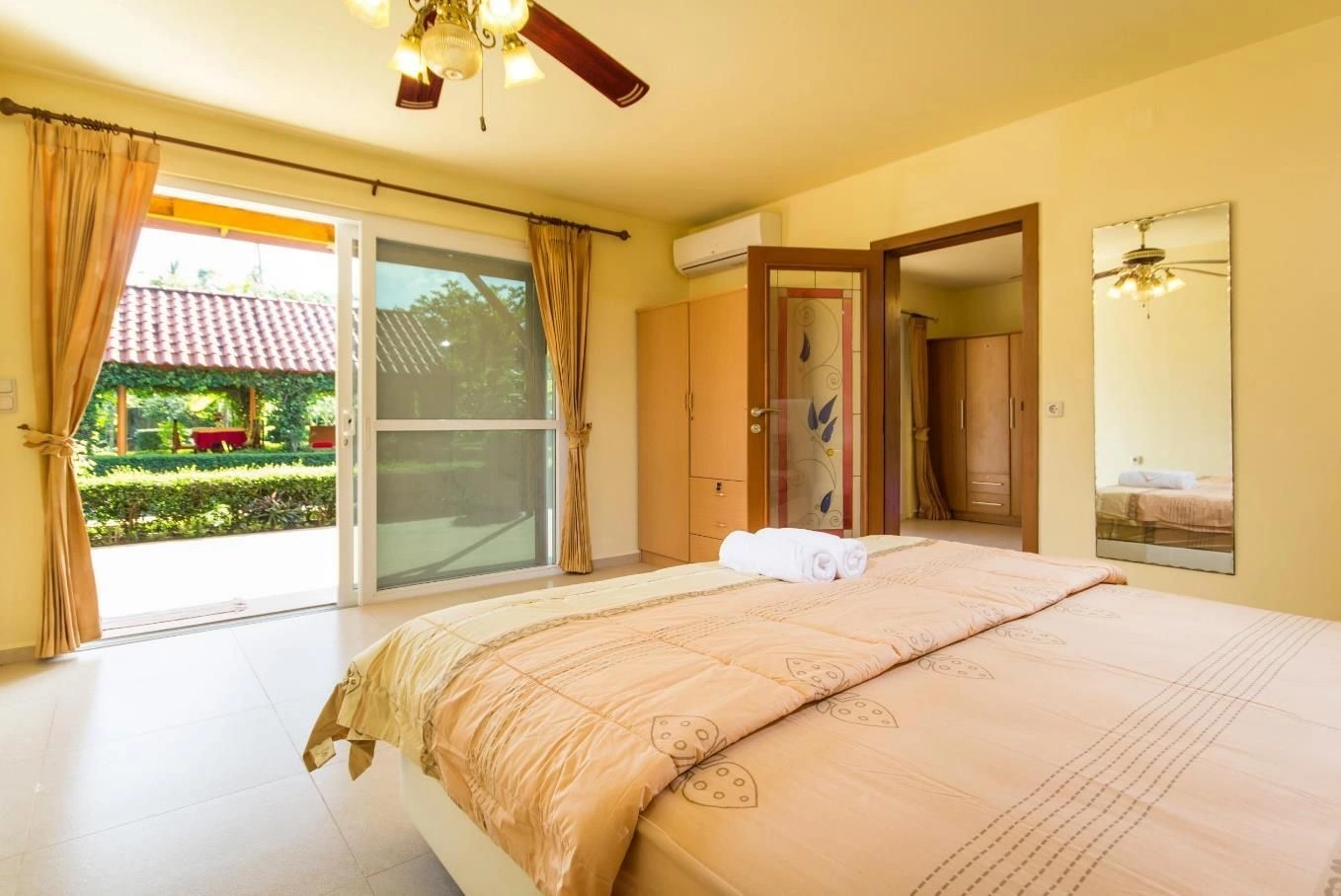Beautiful villa with pool, guest house and bungalow