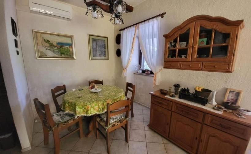 Gemütliches 3+1 Haus in Krasa, Dobrinj auf der Insel Krk, verbunden durch eine Brücke mit dem Festland.