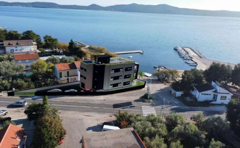 Apartment of 128 m2 in the first row from the sea in Sukoshan