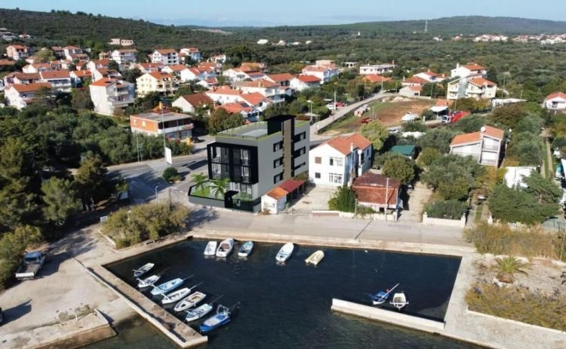 Apartment of 128 m2 in the first row from the sea in Sukoshan