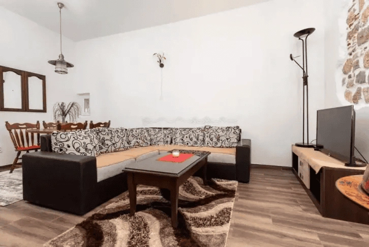 دوكس بمساحة 58 م² مقابل كاتدرائية سانت تريفسون في كوتور