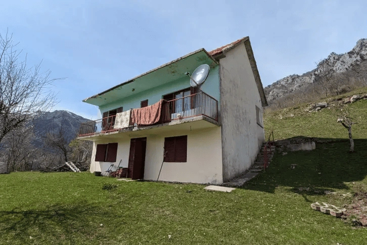 House 2+1 overlooking the Moraca River in Kolasin
