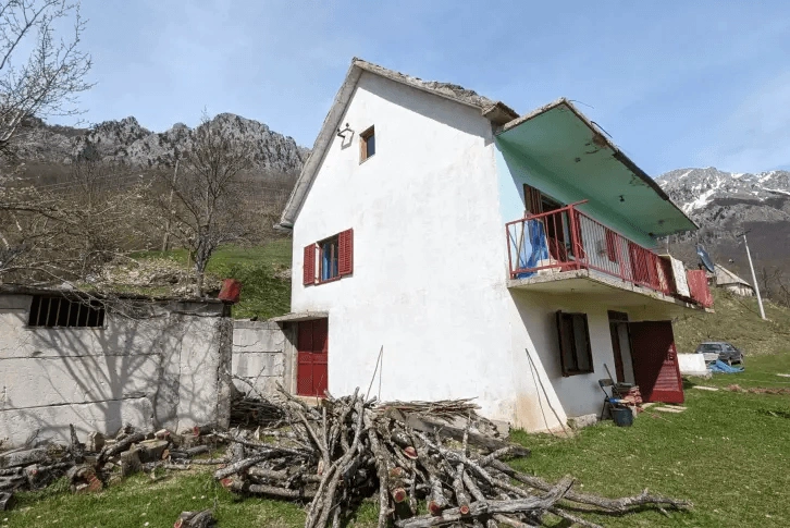 House 2+1 overlooking the Moraca River in Kolasin