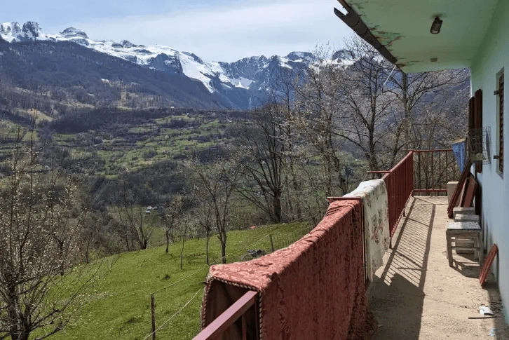 House 2+1 overlooking the Moraca River in Kolasin