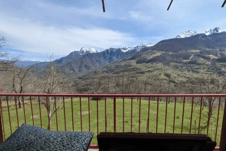 House 2+1 overlooking the Moraca River in Kolasin