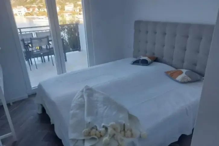 Luxusvilla in erster Reihe am Meer in Dalmatien, Kroatien