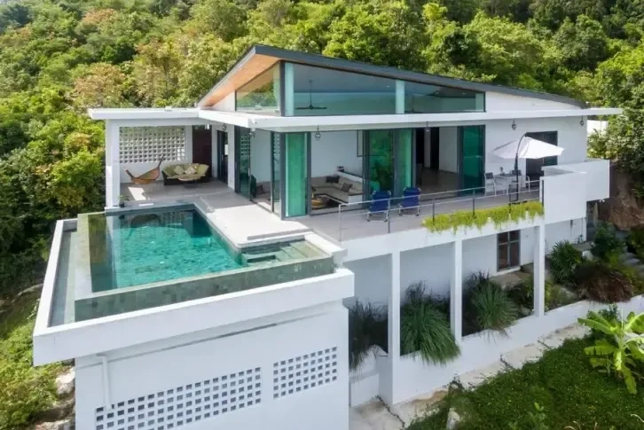 Luxury villa 150 m2 with swimming pool and spacious garden