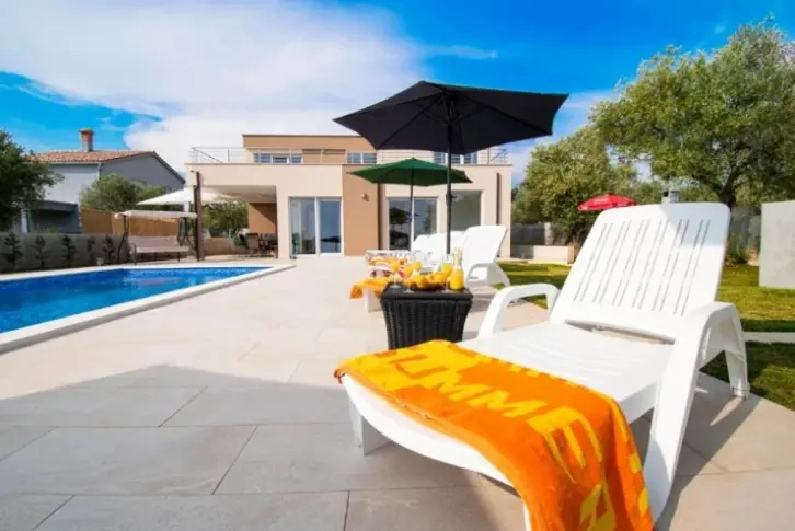 Prächtige Villa mit Panoramablick auf das Meer von 250 m² auf der Insel Geschichte