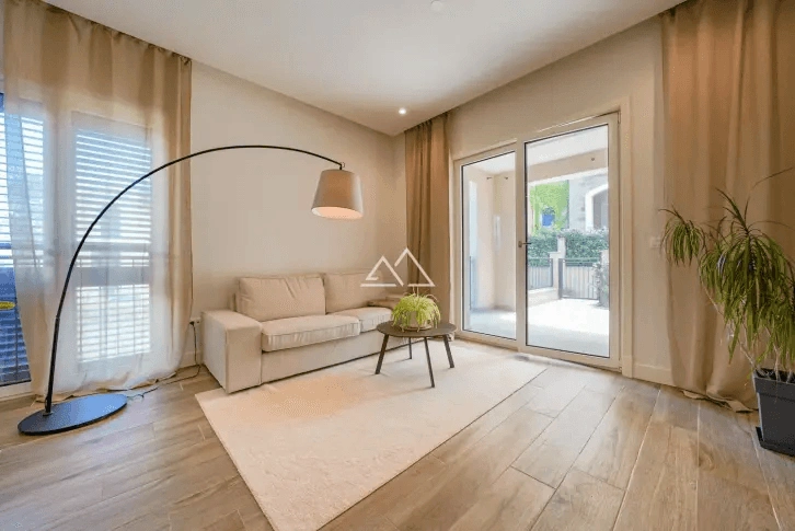 Apartamento amueblado 2+1 con patio en Lustica