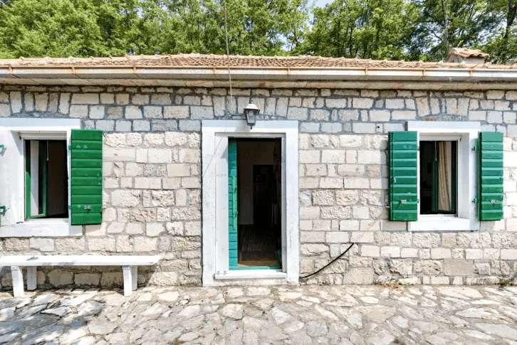 Acquista una casa economica a Kotor per 121k € ✅