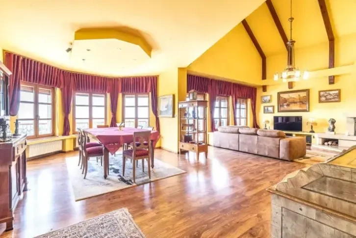 Villa com garagem fechada e terraço em Zagreb - 670.000 €