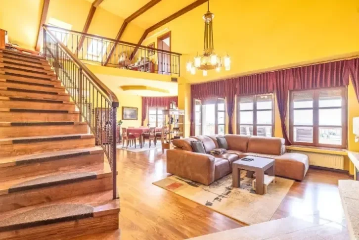 Villa com garagem fechada e terraço em Zagreb - 670.000 €