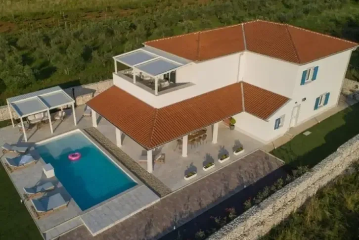 Luxury villa in the vicinity of the city of 320 sq.m in Istra, Croatia