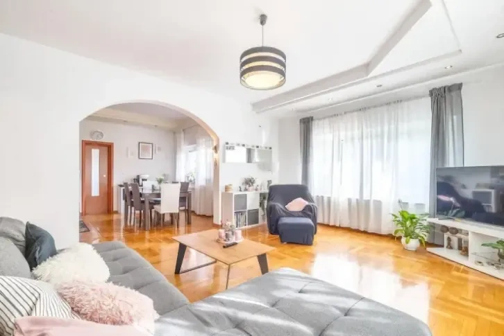 Вилла 5+1 с террасой и летней кухней в Самоборе