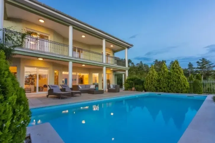 فيلّا فاخرة بسعر 2000000 € في كْرِيكْفِينِيتسا، كرواتيا ✅ VelesClub Int.