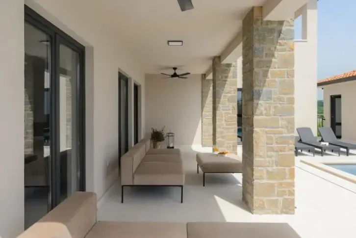 Villa overlooking the sea and vineyards, Bouillet