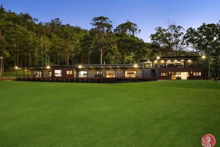 Gold Coast banliyölerinde Diamond Mountain bölgesinde şık 4+1 villa