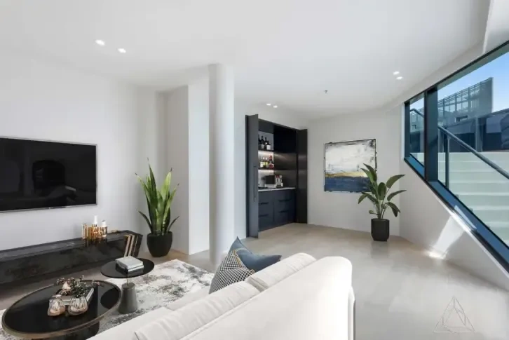 Spacious 320 m2 penthouse in the coastal part of Melbourne