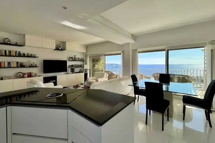 Apartamento de 110 m2 con vistas al mar en la Residencia Hersilia, Mónaco
