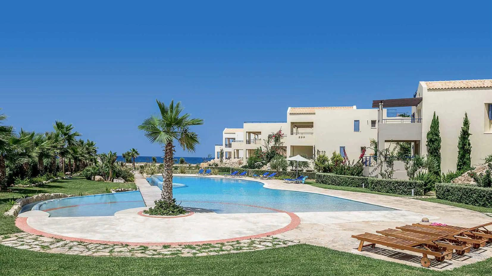 شقق في مجمّع سكني على الواجهة البحرية في كريت، اليونان