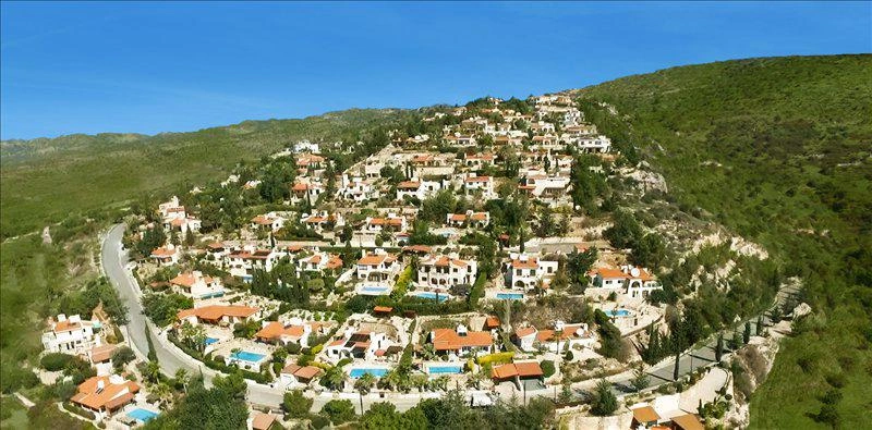 Villen in einer Wohnanlage in der Nähe eines Golfplatzes in Paphos, Zypern